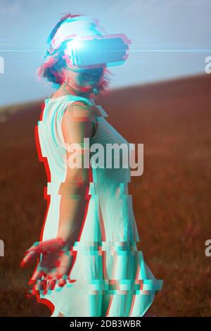 Frau geht in die virtuelle Realität mit Virtual-Reality-Headset. Bild mit Glitch-Effekt. Stockfoto