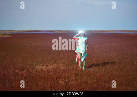 Frau geht in die virtuelle Realität mit Virtual-Reality-Headset. Bild mit Glitch-Effekt. Stockfoto