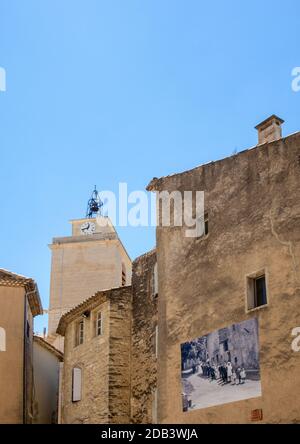 GORDES, Frankreich - 25. JUNI 2017: einem typischen alten Haus aus Stein mit einem Plakat mit der Darstellung der Szenen der altmodischen Leben im Dorf Gordes, Vaucluse, Pro Stockfoto