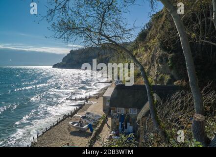 Vor dem Fisherman's Cottage Inn, Shanklin Isle of Wight UK, wurden Boote festgemacht. Oktober 2020 Stockfoto