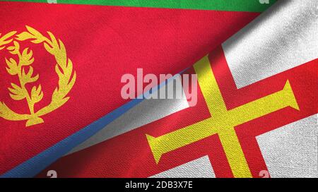 Eritrea und Guernsey zwei Flaggen Textiltuch, Stoff Textur Stockfoto