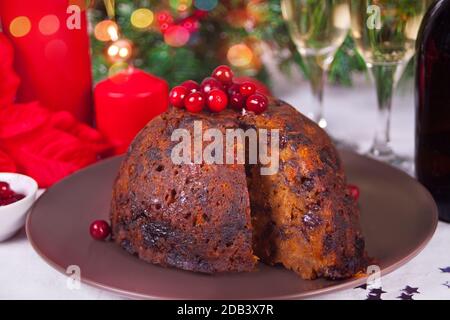 Traditioneller Weihnachtspudding mit Stechpalme oben Stockfoto