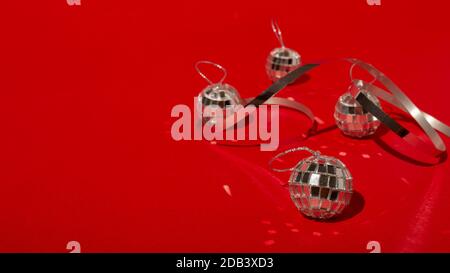 Disco Bälle auf rotem Hintergrund Stockfoto