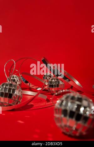 Disco Bälle auf rotem Hintergrund Stockfoto