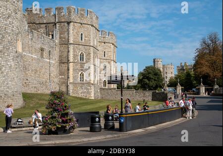 Windsor, Berkshire, England, Großbritannien. 2020. Castle Hill und Windsor Castle mit schwarzer Sicherheitsbarriere an der Bordwand. Stockfoto