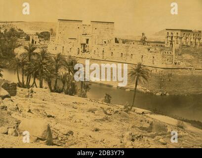 Tempel der Isis (links) und Kiosk des Kaisers Trajan oder Pharaos Bett (rechts), Insel Philae, Ägypten. Stockfoto