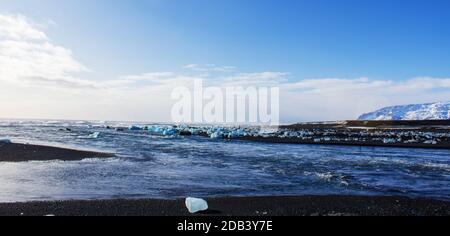 Eisfelder am schwarzen Kieselstrand, Küste von island Stockfoto