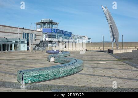 Öffentlicher Raum und Skulpturen am alten Fährterminal in Dun Laoghaire in der Grafschaft Dublin, Irland Stockfoto