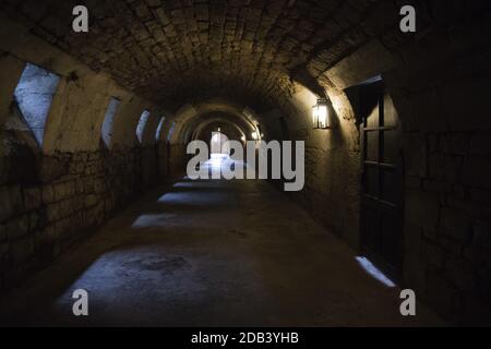 Ein alter Betonflur mit Fenstern und Laternen Stockfoto