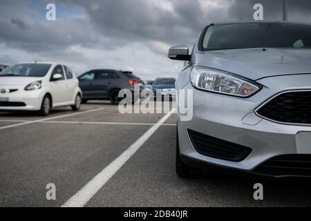 Auf einem Parkplatz geparkte Autos. Viele Autos auf dem städtischen Parkplatz (farbiges Bild) Stockfoto