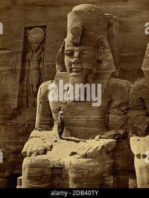 Abu Simbel Tempel (أبو سمبل) sind zwei massive Felsentempel in Nubia, Süd-Ägypten am westlichen Ufer des Sees Nasser etwa 290 km südwestlich von Assuan; Die Zwillingstempel wurden ursprünglich aus dem Berghang während der Regierungszeit von Pharao Ramses II im 13. Jahrhundert v. Chr. geschnitzt, als ein dauerhaftes Denkmal für sich und seine Königin Nefertari, um seinen angeblichen Sieg in der Schlacht von Kadesch zu gedenken und seine nubischen Nachbarn einzuschüchtern. Stockfoto