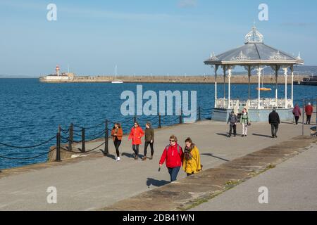 Spaziergang am East Pier an einem sonnigen Tag in Dun Laoghaire in der Grafschaft Dublin, Irland Stockfoto