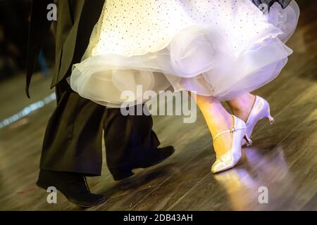 Beine der junge Tänzer auf der Tanzfläche Stockfoto