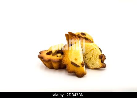 Drei köstliche belgische madeleine-kuchen mit Rosinen serviert, Blick auf die Vorderseite Stockfoto