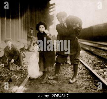 Die Kohle vom Eisenbahnkohleplatz stehlen.. Stockfoto