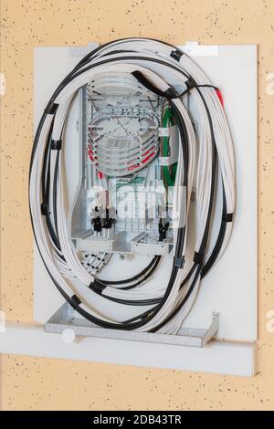 Glasfaserverteilerkasten. SPS Splitter FTTH Klemmenkasten Stockfoto