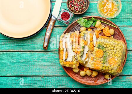 Dschelliges, kaltes Fischgericht, gefüllt mit gelatinöser Brühe. Russische Speisen Stockfoto