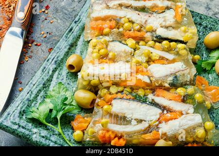 Dschelliges, kaltes Fischgericht, gefüllt mit gelatinöser Brühe. Russische Speisen Stockfoto