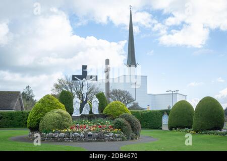 Ein Blick von außen auf die Basilika unserer Lieben Frau in Irlands nationaler Marienheiligtum in Knock in der Grafschaft Mayo Stockfoto