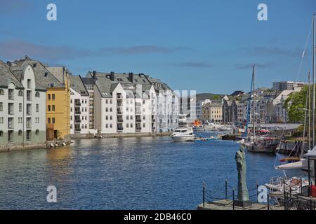 Alesund, NORWEGEN - 29. MAI 2017: Bauarchitektur Jugendstil (oder besser bekannt als Jugendstil). Die Stadt Alesund in Norwegen wurde komplett neu aufgebaut Stockfoto