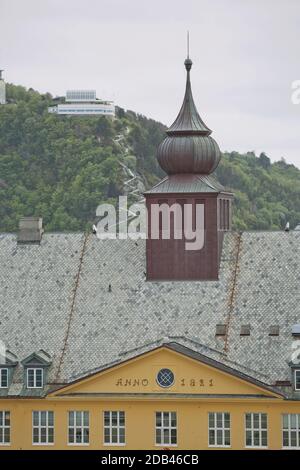 Alesund, NORWEGEN - 29. MAI 2017: Bauarchitektur Jugendstil (oder besser bekannt als Jugendstil). Die Stadt Alesund in Norwegen wurde komplett neu aufgebaut Stockfoto