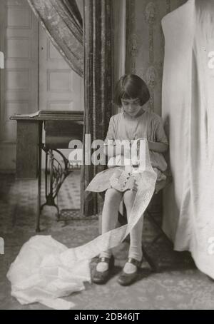 Young Girl schneidet Spitze in hier Mietshaus Wohnung. Stockfoto