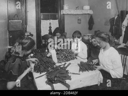 Jüdische Familie arbeitet an Gartnern in der Küche für Mietshaus. Stockfoto