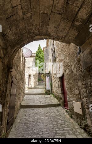 Les Baux de Provence, Frankreich - 26. Juni 2017: Straße im mittelalterlichen Dorf von Les Baux-de-Provence. Les Baux ist nun vollständig auf die touristische gegeben Stockfoto