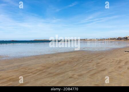 Strand des berühmten Ferienortes Saint Malo in der Bretagne, Frankreich Stockfoto