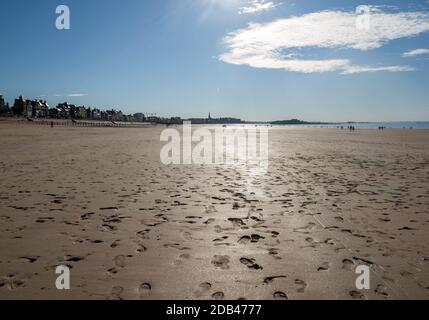 Strand des berühmten Ferienortes Saint Malo in der Bretagne, Frankreich Stockfoto