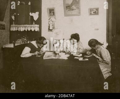 Bürstenherstellung spät in der Nacht. Foto um 21:00 UHR, und sie arbeiten später. Mädchen sind 12 und 14 Jahre alt und gehen in die Schule arbeiten am Morgen vor der Schule und in der Nacht nach dem Studium beendet ist. Mutter sagte: "Es ist besser für Kinder, etwas Nützliches zu lernen." Die drei durchschnittlich ein Dutzend Bürsten pro Tag. (30 Cent) Eines der Mädchen sagte, sie würde lieber arbeiten [d.h., als?] Studie. Shultz Familie, 476 Third Ave., Brooklyn.. Stockfoto