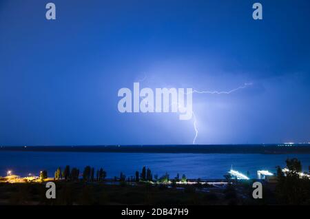 Blitze über die Wolga. Volgograd. Russland Stockfoto