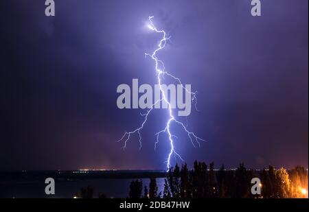 Blitze über die Wolga. Volgograd. Russland Stockfoto