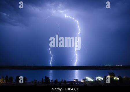 Blitze über die Wolga. Volgograd. Russland Stockfoto