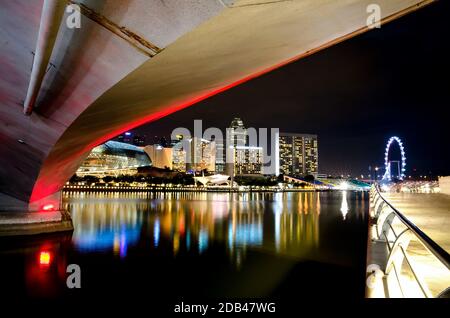 Der Blick über die Bucht auf die Singapur Nachtbrücke, Wolkenkratzer und helle Lichter Stockfoto