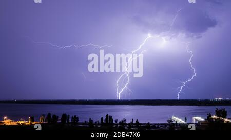 Blitze über die Wolga. Volgograd. Russland Stockfoto