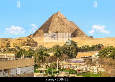 Berühmte ägyptische Pyramiden und Stadtrand von Kairo, Gizeh Stockfoto