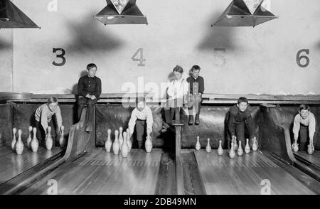 Jungen, die in der Arcade Bowling Alley, Trenton, N.J. arbeiten Foto spät in der Nacht aufgenommen. Die Jungs arbeiten bis Mitternacht und später. Ich fand praktisch keine kleinen Jungen, die spät am Abend verkauften und mehrere Personen sagten, dass es nicht gemacht wurde, außer in der Baseballsaison. Stockfoto