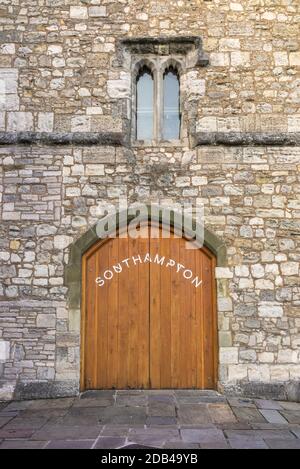 Eingang zum Gods House Tower (GHT) - ein Torhaus-Turm aus dem 13. Jahrhundert, der kürzlich zu einem Kunst- und Kulturzentrum in Southampton, Großbritannien, umgebaut wurde Stockfoto