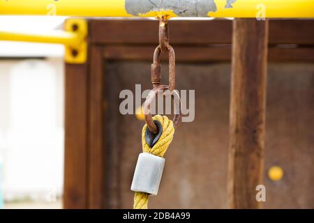 Detail des Seilendes in Haken verankert. Stockfoto