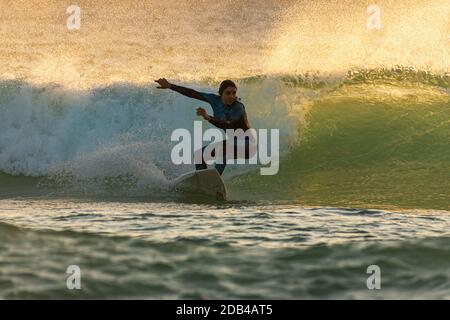 Surfen Los Lances Strand, Tarifa, Cadiz, Costa de la Luz, Andalusien, Spanien. Stockfoto