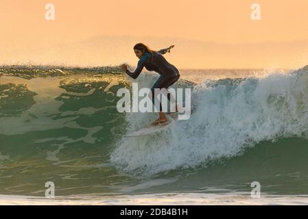 Surfen Los Lances Strand, Tarifa, Cadiz, Costa de la Luz, Andalusien, Spanien. Stockfoto