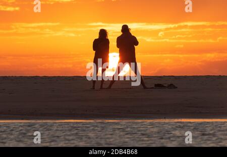 Pärchen beim Sonnenuntergang am Strand von Los Lances, Tarifa, Costa de la Luz, Cadiz, Andalusien, Spanien Stockfoto