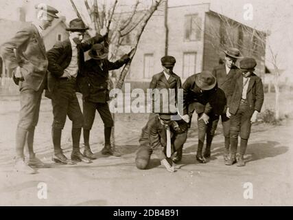 Ein ruhiges Spiel von Murmeln. Alle Jungen arbeiten in der Baumwollfabrik Salisbury (N.C.). Der Junge, der schießt, ist Henry Dedman, ein Kriegstreiber. Seit 5 Jahren in der Mühle. Seine Großmutter sagte: "Ich mag es nicht, wenn sie am Sonntag Murmeln spielen, aber wann können sie spielen?" "Ja, er steht die Mühlenarbeit ziemlich gut. Früh aufstehen ist das Makin' von 'em.'. Stockfoto