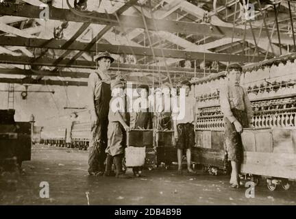 Gruppe von Doffers und Spinnern, die in Roanoke Cotton Mills (Va.) arbeiten Ich zählte sieben offenbar unter vierzehn und drei unter zwölf Jahren. Stockfoto