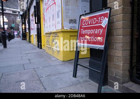 Während die Londoner die Ankündigung einer zweiten Coronavirus-Sperre erwarten, geht es wie gewohnt in Soho im West End mit Menschen unterwegs an dem letzten Wochenende vor einer einmonatigen totalen Sperre in Großbritannien am 30. Oktober 2020 in London, Großbritannien. Das dreistufige System im Vereinigten Königreich hat nicht ausreichend funktioniert, um das Virus zu unterdrücken, und es gab Forderungen von Politikern nach einer vollständigen Sperrung des Leistungsschalters, die angekündigt werden sollte, um die wachsende Verbreitung des Covid-19 zu unterstützen. Stockfoto