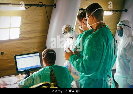 Eine Gruppe von medizinischem Personal in einem Feldlazarett, das für den covid Notfall eingerichtet wurde. Turin, Italien - november 2020 Stockfoto