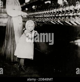 Ivey Mill, Hickory, N.C. Kleine, 3 Jahre alt, die in der Mühle spielt und besucht. Tochter des Aufsehers. . Stockfoto