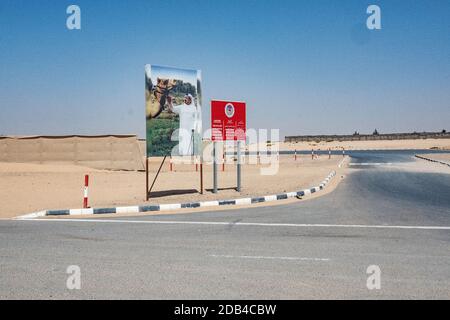 Vereinigte Arabische Emirate / Al Dhaid / Eingang des Al Dhaid Camel Race Track in der zentralen Region von Das Emirat Sharjah im Vereinigten Arabischen Emira Stockfoto