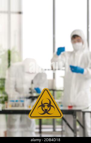 Fotos, die durch das Glas des Laborraums aufgenommen wurden, verhindern die Verbreitung von Virusforschungen. Stockfoto